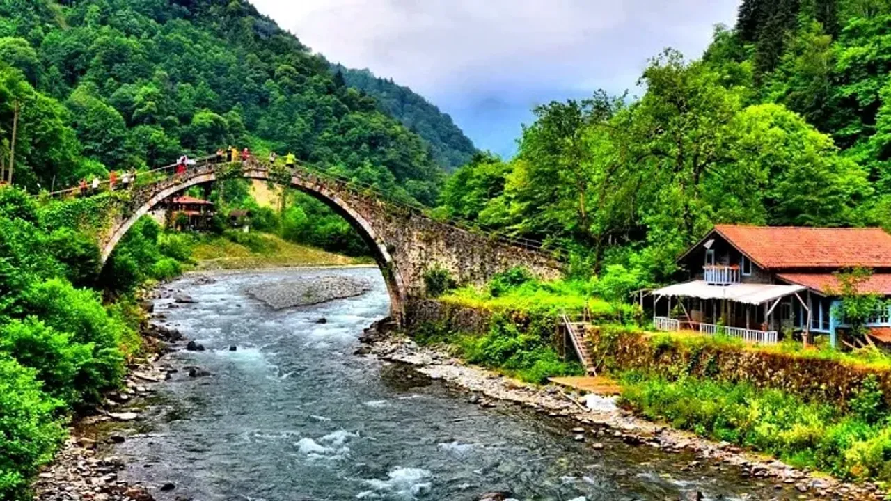 Doğanın Kalbinde Bir Yolculuk: Rize’de Gezilecek Yerler Listesi Ziyaretçilerini Bekliyor