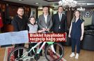 Başkan Rahmi Metin’den duyarlı öğrenciye anlamlı hediye