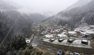 Rize'de hava sıcaklıklarının düşmesiyle yüksek kesimlere kar yağdı