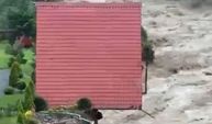 Bungalovlar sele kapıldığı anlar görüntülendi - Video