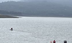 Bolu'da gölette teknenin alabora olması sonucu kaybolan kişiyi arama çalışması başlatıldı