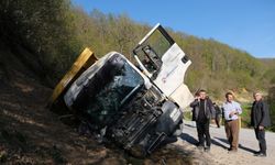 Kastamonu'da devrilen hafriyat kamyonunun sürücüsü yaralandı