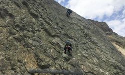 Yusufeli'nde heyelan riskine karşı yamaçlarda çelik ağlarla önlem alınıyor