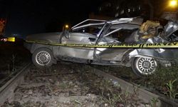 Zonguldak'ta yolcu treni otomobile çarptı