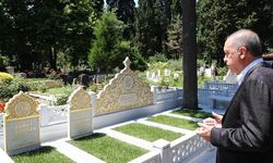 Erdoğan oyunu kullandıktan sonra anne ve babasının mezarını ziyaret etti