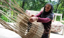 78 yaşındaki Emine Aydın'ın ördüğü sepetler Artvin Marka Ürünler Mağazası'nda alıcı buluyor