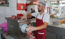 Havza'da kasap ve şarküterilerde kıyma mesaisi devam ediyor