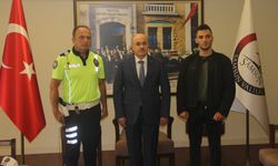 Samsun'da hız yapan motosikletli genci uyaran trafik polisine başarı belgesi