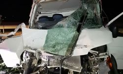 Amasya'da kamyonet ile otobüsün çarpışması sonucu 2 kişi yaralandı