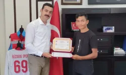 Genç hafızlar belgelerini Kaymakam’dan aldı