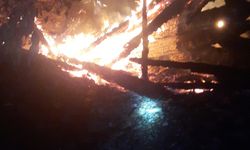 Çorum'da çıkan yangında 2 ev ve 1 samanlık yandı