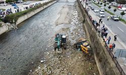 Dereye devrilen iş makinesinin operatörü yaralandı