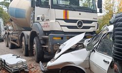 Çorum'da beton mikseri ile çarpışan otomobildeki 3 kişi yaralandı