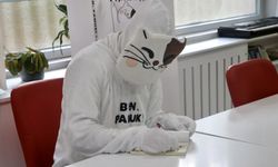 Trabzonlu öğretmen "Ben Pamuk" adlı kitabını kedi kostümü giyerek tanıttı
