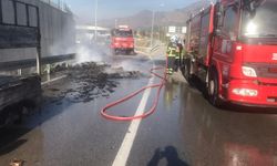 Amasya'da seyir halindeyken alev alan karton yüklü kamyonet yandı