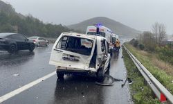 Anadolu Otoyolu'nda kamyonla çarpışan hafif ticari araçtaki 5 kişi yaralandı