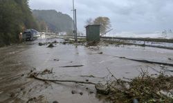 Artvin'de fırtına nedeniyle yükselen dalgalar ulaşımı aksattı