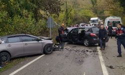 Bartın'da iki otomobil çarpıştı, 1 kişi öldü, 5 kişi yaralandı