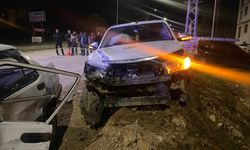 Eflani'de pikap ile çarpışan otomobildeki 2 kişi yaralandı