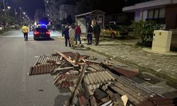 Rize'de etkili olan şiddetli rüzgarda 8 evin çatısı uçtu