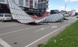 Samsun'da etkili olan şiddetli rüzgarda binanın çatısı uçtu