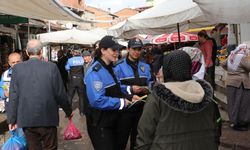 Samsun'da polis pazarda yorulan yaşlı kadının çantalarını evine götürdü