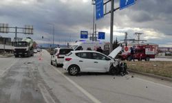 Suluova'da otomobil ile hafif ticari aracın çarpıştığı kazada 3 kişi yaralandı