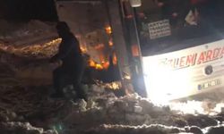 Artvin'de kara saplanan otobüs Karayolları ekiplerince kurtarıldı