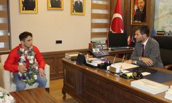 Altın madalya kazanan güreşçiden Erbaa Belediye Başkanı Karagöl'e ziyaret