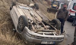 Amasya'da devrilen otomobildeki 2 kişi yaralandı