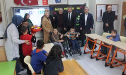 Havza'da eğitim gören iki özel öğrenciye tekerlekli sandalye hediye edildi