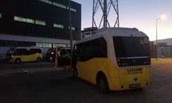 Karabük'te aydınlatma direğine çarpan minibüsteki yolcu yaralandı