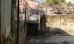 Karabük'te istinat duvarında asılı kalan otomobilin sürücüsü yaralandı