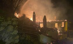 Tokat'ta ahşap evlerinde çıkan yangında mahsur kalan çift dumandan etkilendi