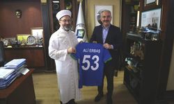 Başkan Metin, Diyanet İşleri Başkanı Erbaş'a Rizespor forması hediye etti
