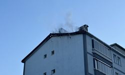 Ayancık'ta bir apartmanın baca ve çatısında çıkan yangın söndürüldü