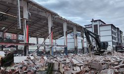 Çayeli’nde Kapalı Spor Salonun yıkımına başlandı