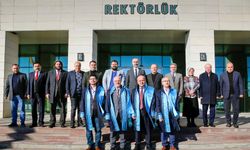 Bayburt Üniversitesi'nde görevde yükselen akademisyenler cübbe giydi