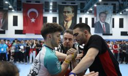 Bilek Güreşi Türkiye Şampiyonası Samsun'da devam ediyor