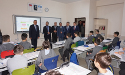 Rize Valisi  İhsan Selim Baydaş Rize Anadolu İhl'de Öğrencilerle bir araya geldi