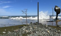 Rize'de dalgaların sürüklediği taşlar, park ve sosyal tesislere zarar verdi