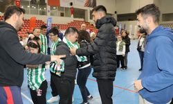 Amasya'da down sendromlu çocuklarla öğrenciler futsal maçı yaptı