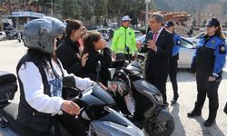 Amasya'da polisler kadın sürücülerin Dünya Kadınlar Günü'nü çiçekle kutladı