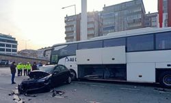 Trabzon'da otobüse çarpan otomobilin sürücüsü yaralandı
