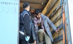 Amasya'da bakır taşıyan tırın dorsesinde 64 düzensiz göçmen yakalandı