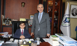 23 Nisan Temsili Rize Belediye Başkanı Öğrenci Rıfat Asaf İslamoğlu oldu