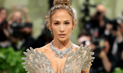 Kim Der 54 Yaşında? Jennifer Lopez Cesur Gala Tarzıyla Büyüledi! İşte O Anlar...