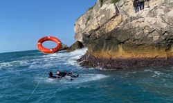 Bartın'da kayalıklarda mahsur kalan amatör balıkçıyı sahil güvenlik ekipleri kurtardı