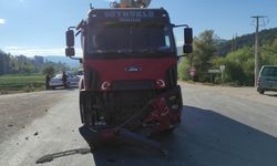 Bolu'da kamyonla çarpışarak şarampole devrilen otomobilin sürücüsü yaralandı