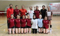 İlçeden çıkıp kendilerinden büyük rakiplerini yenen voleybolcu kızlar şampiyonluk peşinde